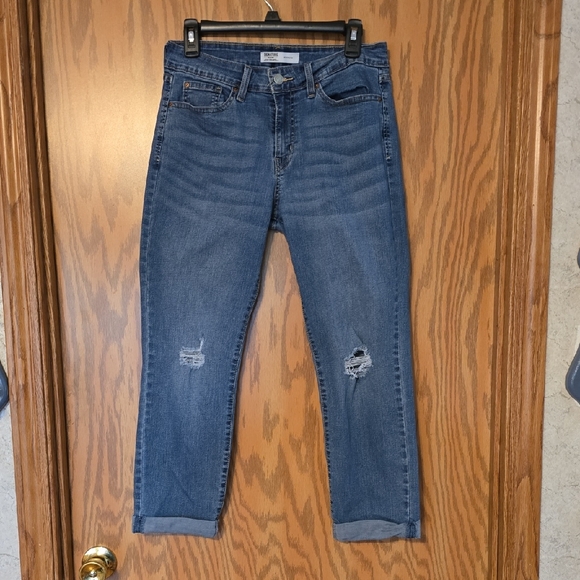 Levi Signature Blue Ankle Cropped Jeans with Distressed Details Size 8 (Womens) - Picture 2 of 6